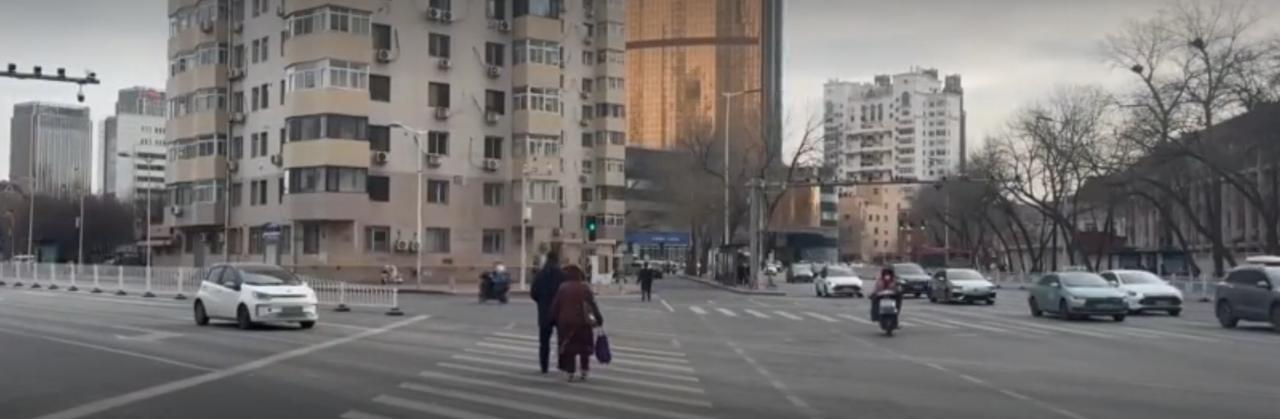 一股强冷空气正席卷我国中东部地区，多地气温将明显下降。北方城市的街头寒风萧瑟，行