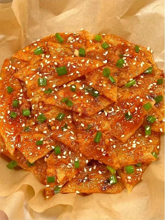 『自制酱香饼』五分钟搞定！自制酱香饼，这个配方可以拿去开店了！[微风]
食材：
