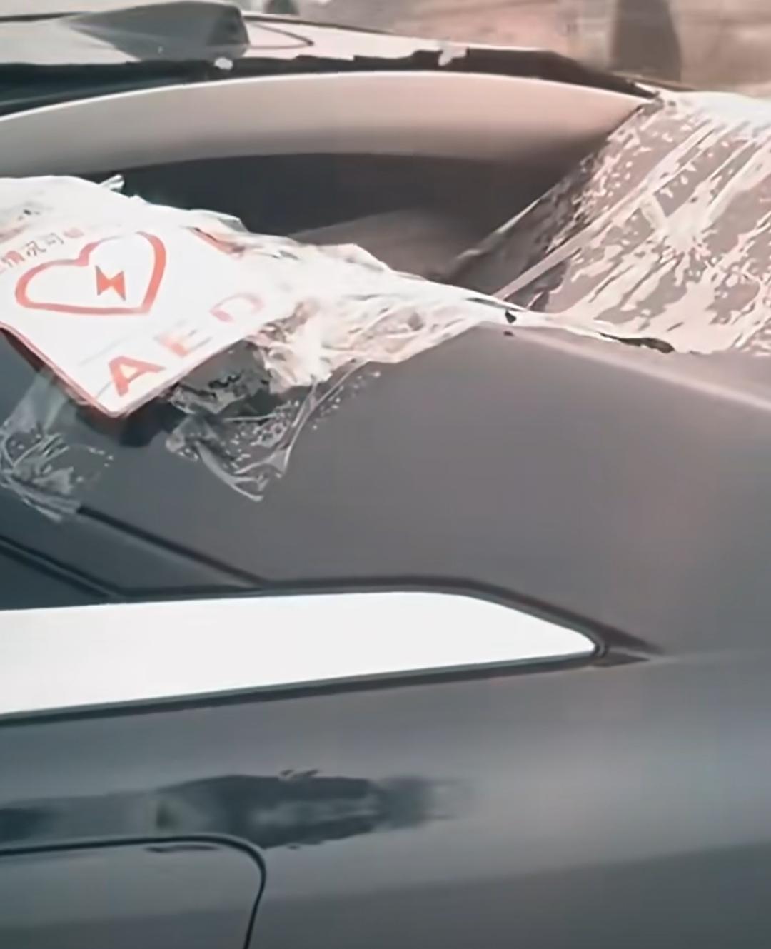 上海的高速上，一辆沪A轿车的后窗“破损”严重，起初被误以为是遭遇了车祸。直到镜头