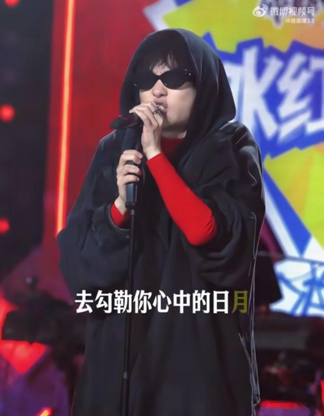 周震南作词含金量太超过了 他的作词从不是简单的文字拼接，而是有自己的创作逻辑和态