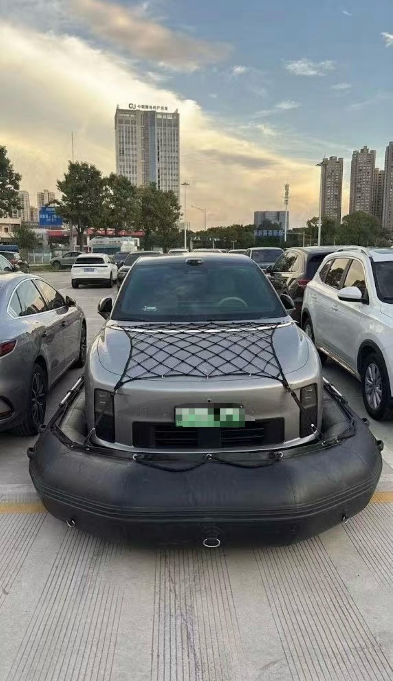 半年后一个非洲的原始部落发现了一艘外星飞船