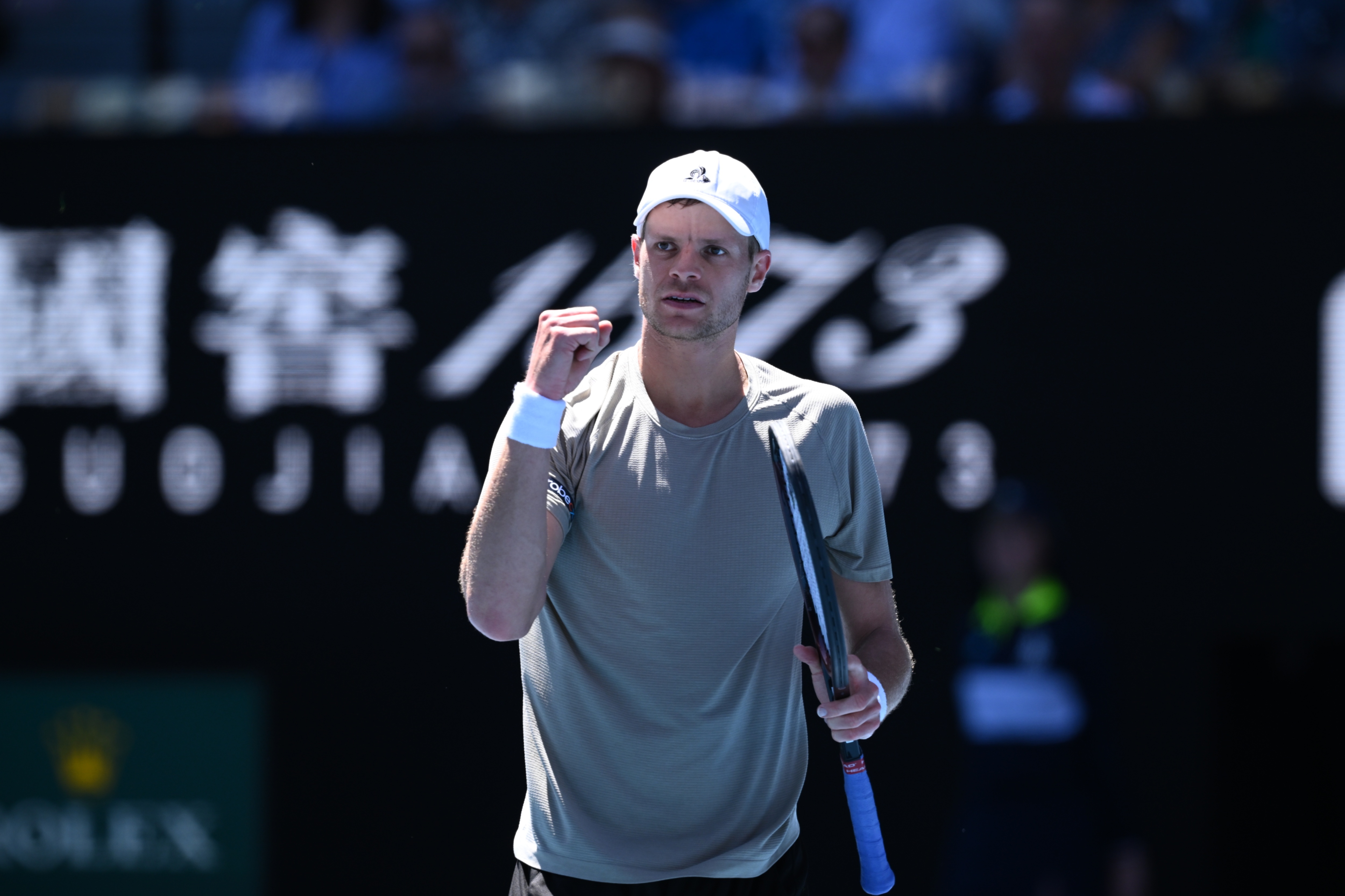 阿尔卡拉斯3比0汉夫曼阿尔卡拉斯进澳网32强澳网男单第二轮，阿尔卡拉斯7-6(4