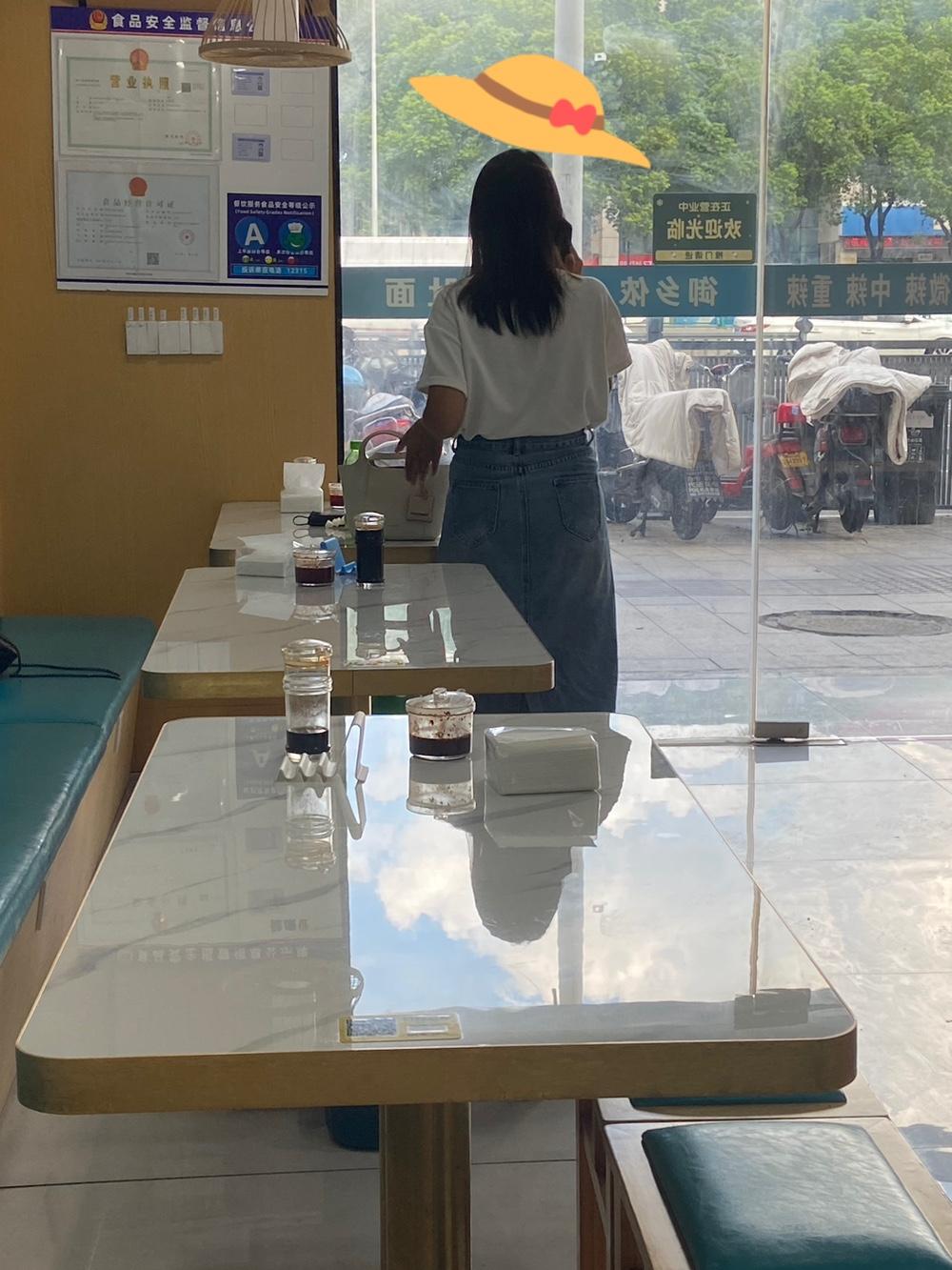 餐馆开着门，今天悄悄找运营帮转了

开这小馆子刚满一年，现在还照常开门迎客，后厨