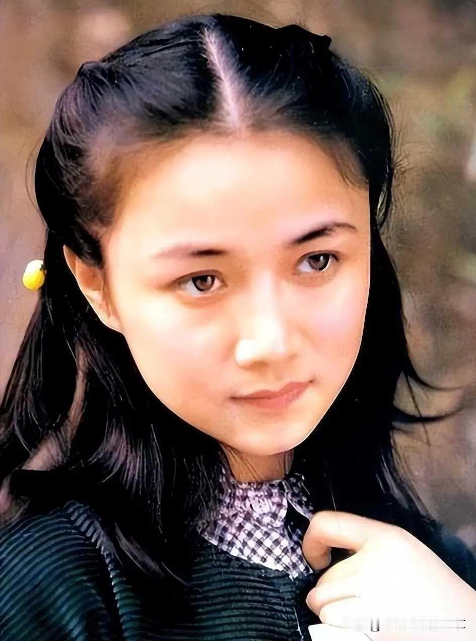 她是上世纪八十年代著名的演员，演过《红衣少女》，和《女大学生宿舍》的匡亚兰，演技