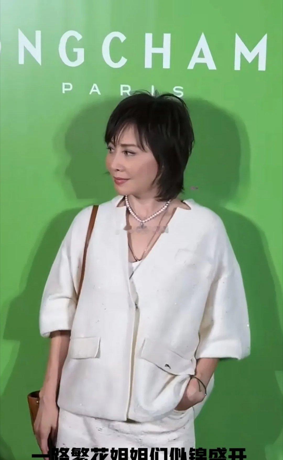 没想到刘嘉玲也接新代言，一路繁花，姐姐们似锦盛开，每个人的身价都飙升了…… ​​