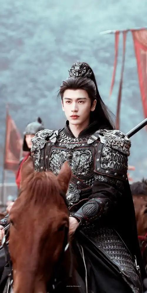 粉底液将军

这几天刷手机，看到很多头戴“雉翎”的搞怪视频，原来是模仿《逐玉》中