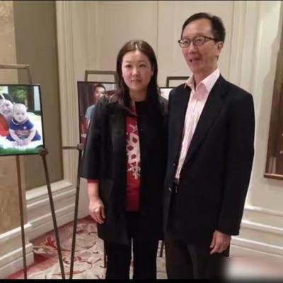 48岁跳水女皇伏明霞怎么也没想到，当年顶着全世界骂名嫁的百亿富翁，如今出门连走路
