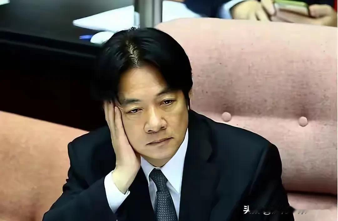 赖清德哭晕在厕所了？
朱立伦急流勇退了？
都说“馆长”立大功了…

赖清德这么精