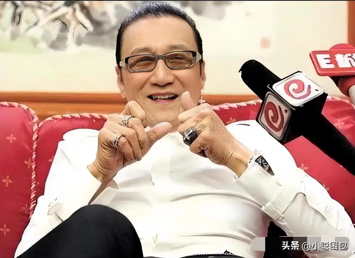 四哥走了。
不是轰轰烈烈，
而是在ICU里靠着一股执念，硬撑着等到谢霆锋赶来见最