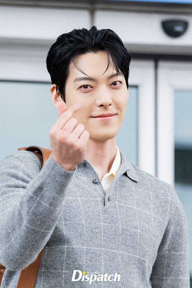 27日，演员金宇彬 经仁川机场出发，前往泰国出席活动。 