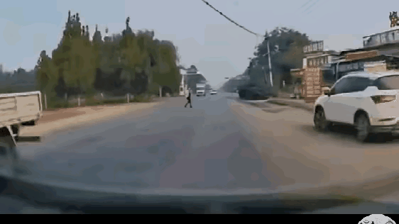 视频车如果果断一点向右打方向，会不会避免造成人员伤害，最多车子撞到路边。