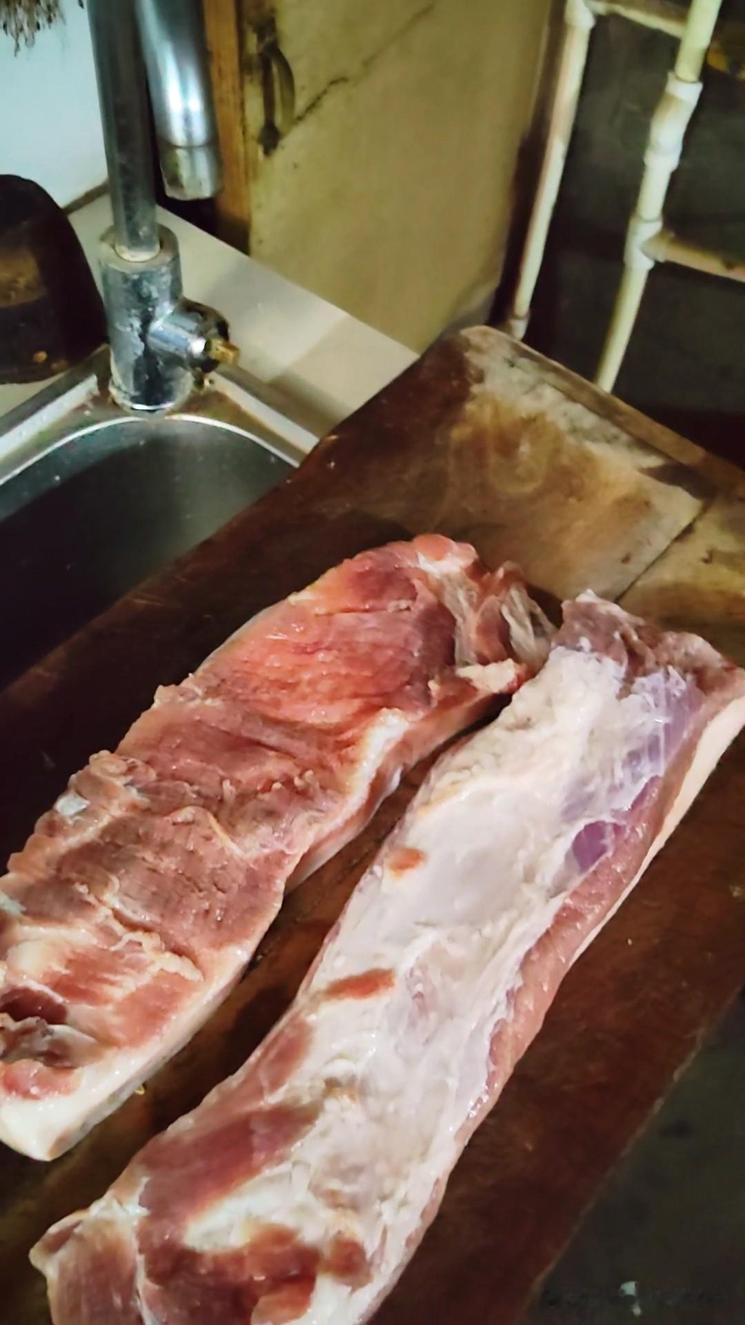 昨天收到了好心阿姨给寄的五花肉，我今天给孩子们说晌午了给你们做红烧肉吃，孩子们很
