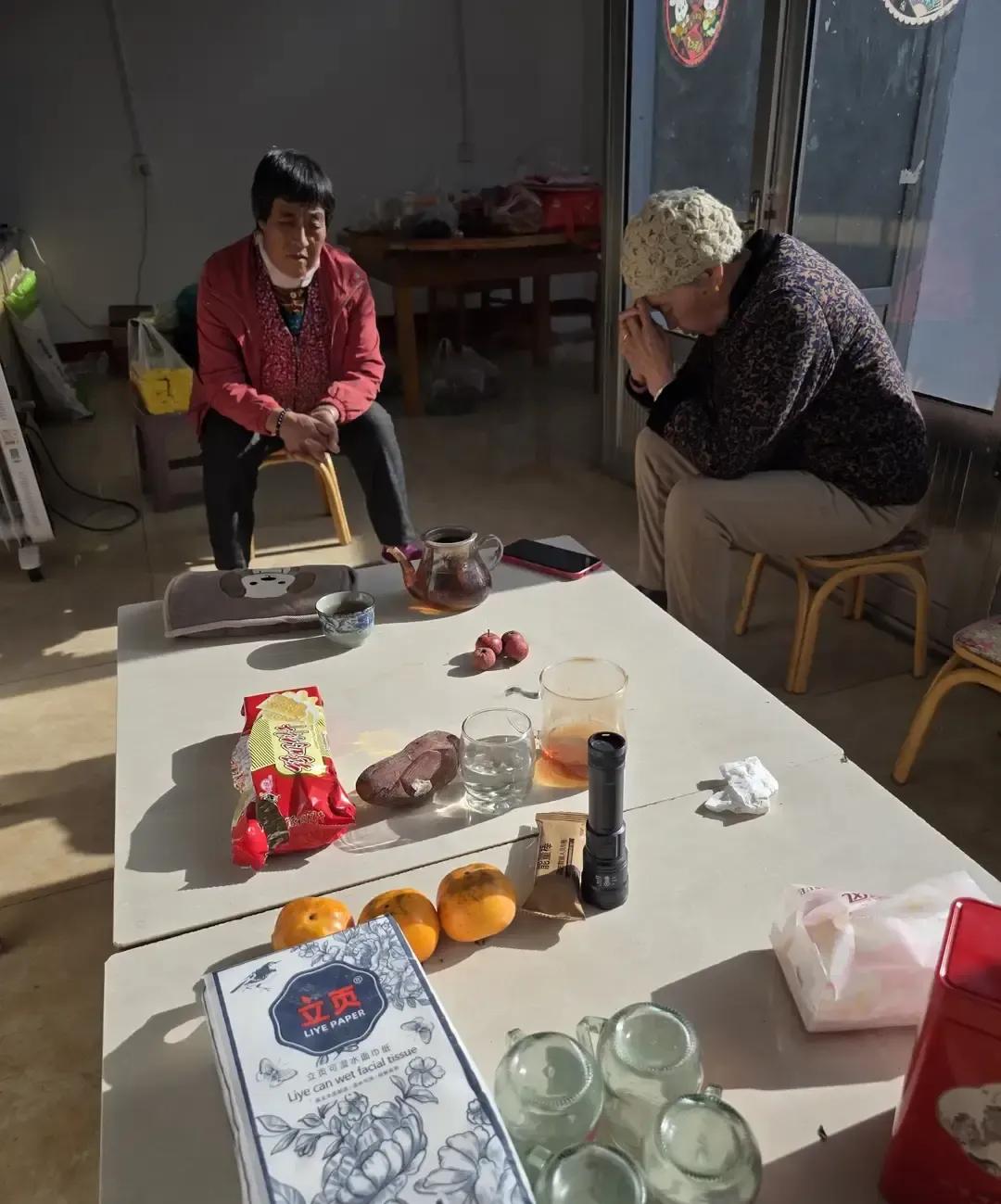 村口南墙根，十来个老头排排坐，棉袄蹭得土掉渣，太阳一照像免费暖气。
我路过听见他