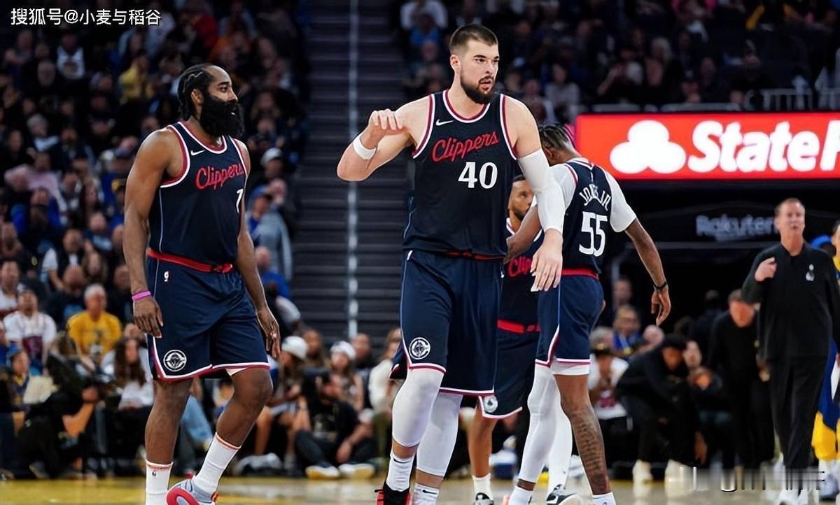 10月29日晚，金州勇士主场迎战洛杉矶快船。快船中锋祖巴茨上演了一场堪称巨星级别