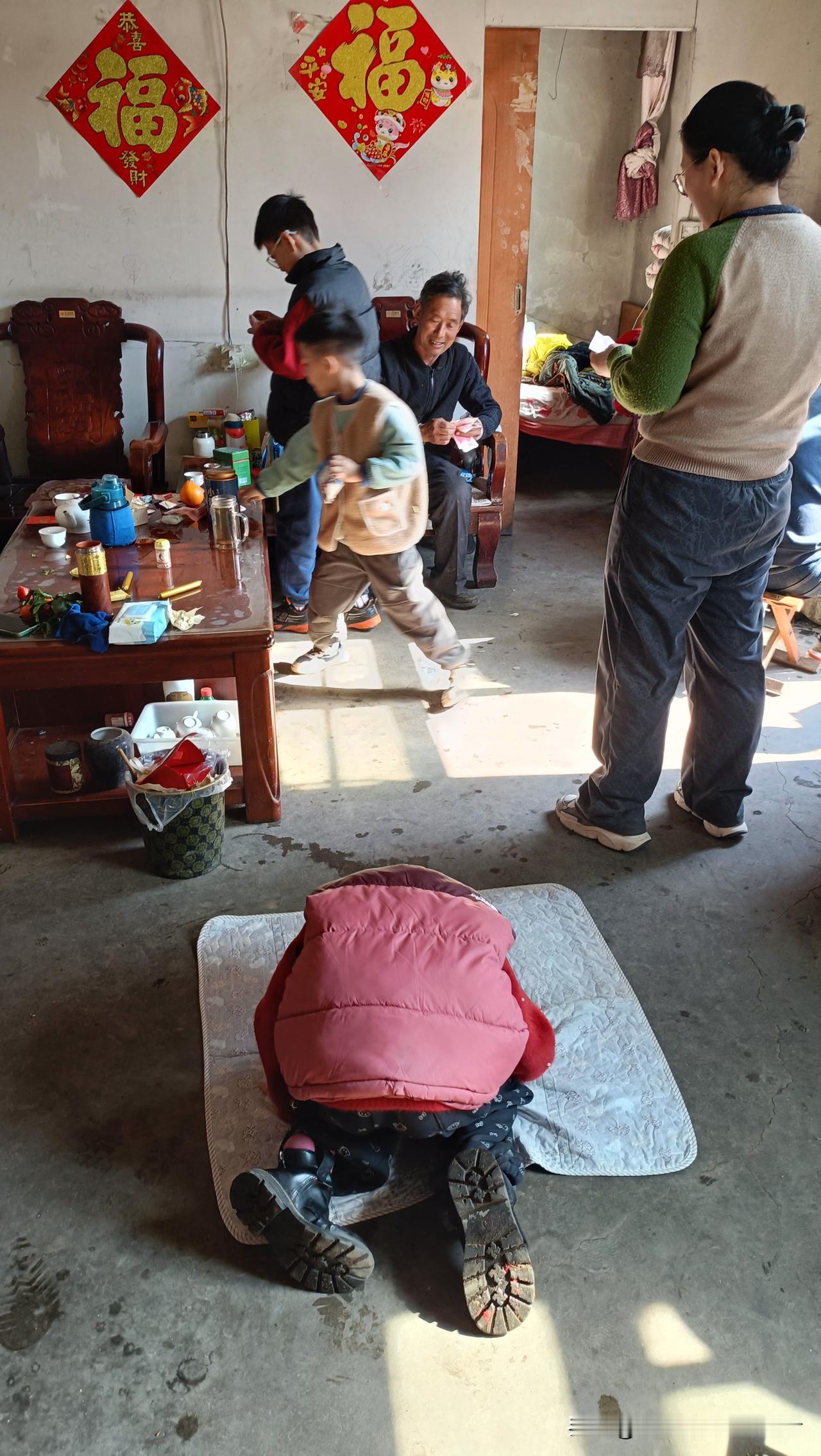 分享一张最近随手拍的照片今天回娘家，孩子给她姥爷磕头拜年！