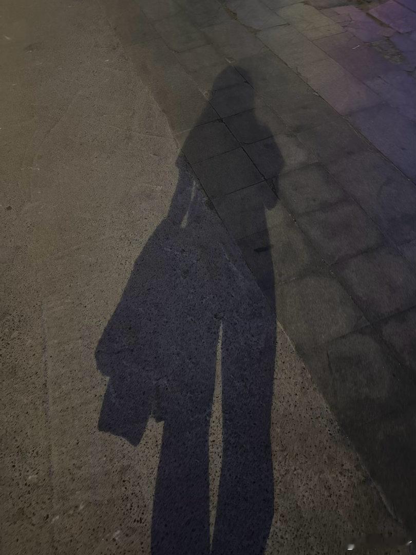 10点了，我还在外面没回到家在刚刚拍完大屏的路上因为晚上下了班来的虽然有时候我没