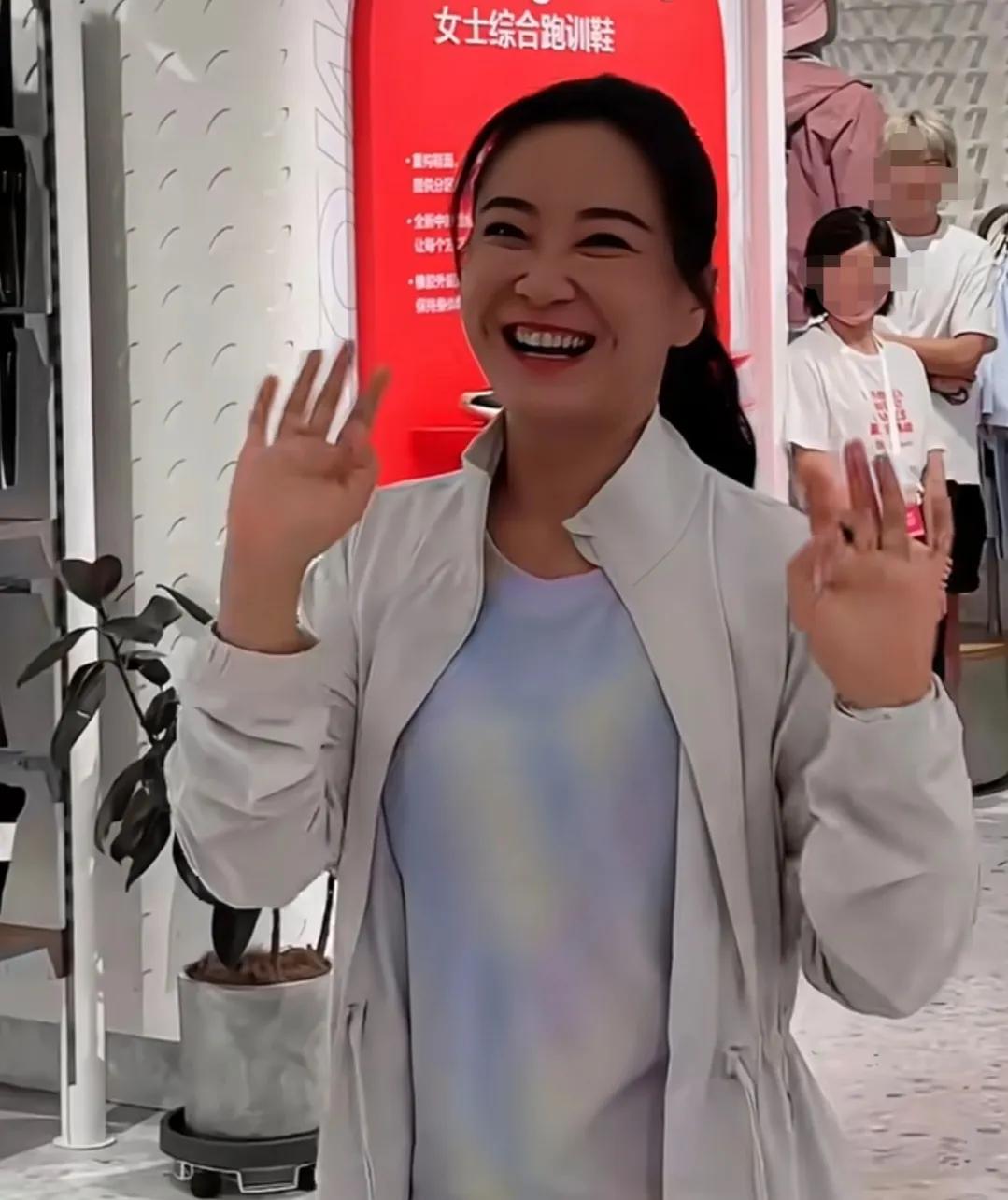 好久不见的贾玲，笑容一如既往的灿烂，但是她的眼袋是怎么回事？

看起来感觉好突兀