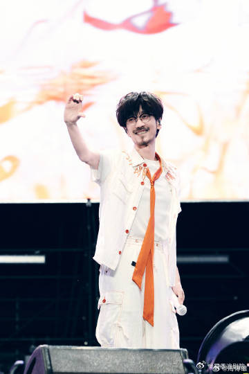 在荆州听周传雄唱黄昏周传雄唱黄昏 古城、彩虹、黄昏、金曲完美适配，周传雄在荆州音