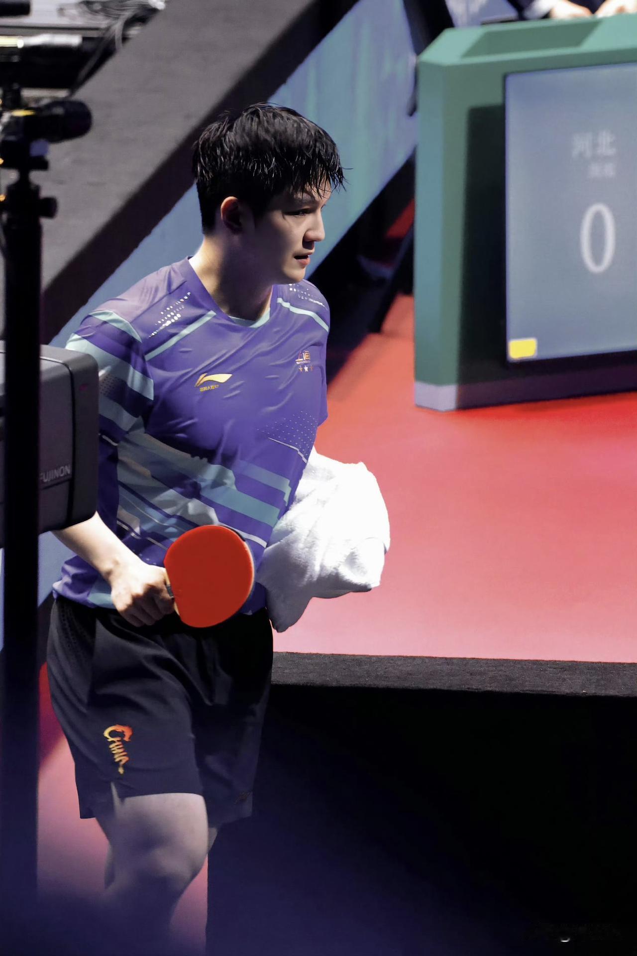 从搭档到对手，
樊振东和周雨两人真是“量子纠缠”啊，
场上挥拍激情四射，
场下双