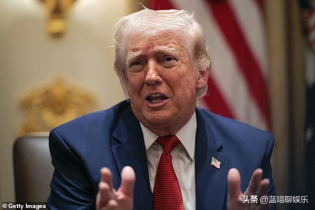 川普再次推迟打击伊朗能源设施延至4月6日，并坚称谈判进展非常顺利。
他早前在内阁