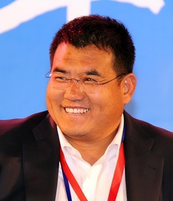 在汶川地震时，一名百亿富豪直接捐款3000万元，然而在救灾晚会上，他临时变卦，偷