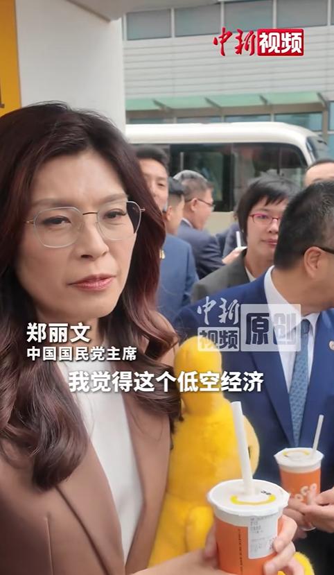 看见有网友说郑丽文“这气质不输女明星"，但人家火的可不是脸，是嘴。准确地说，是说