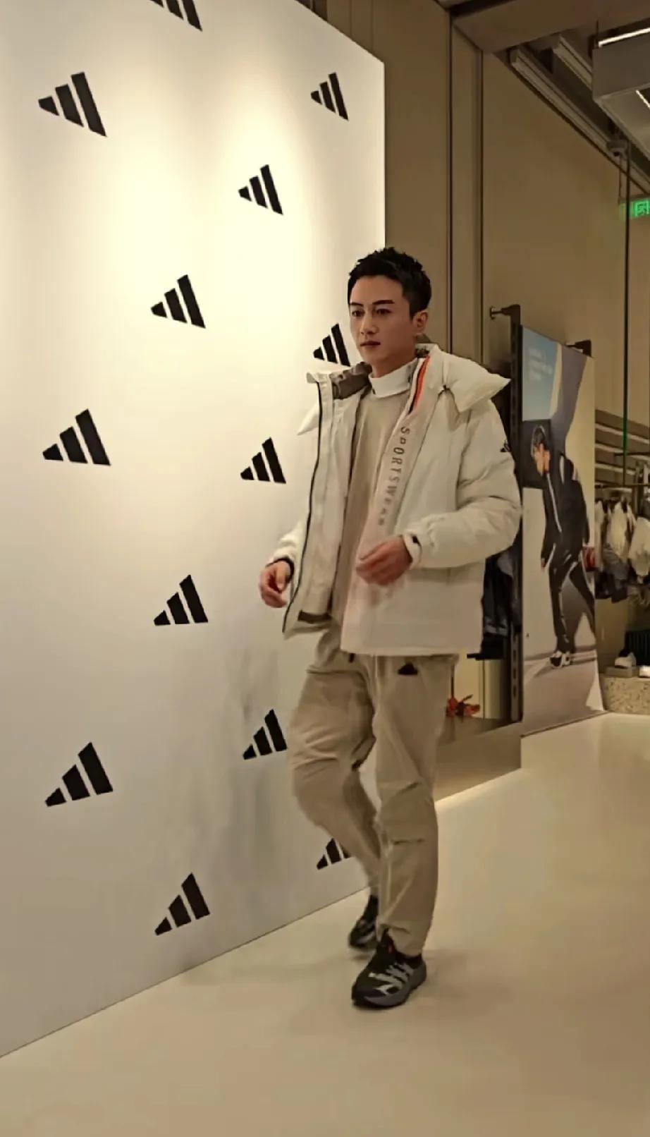 陈晓线下活动路透37这状态如何
他这状态，内耗很严重啊，那个意气风发的少年不见了