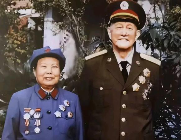 1936年，洪学智看上了女兵张文，找了领导去说媒。不料，张文却嫌弃洪学智满脸麻子