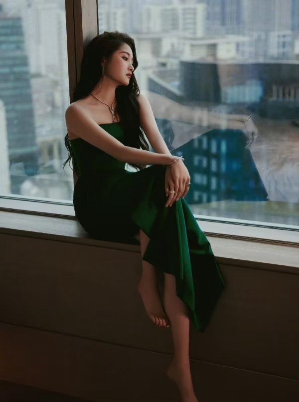 关晓彤绿色缎面裙搭配大红唇，性感又不失优雅，真的绝了 