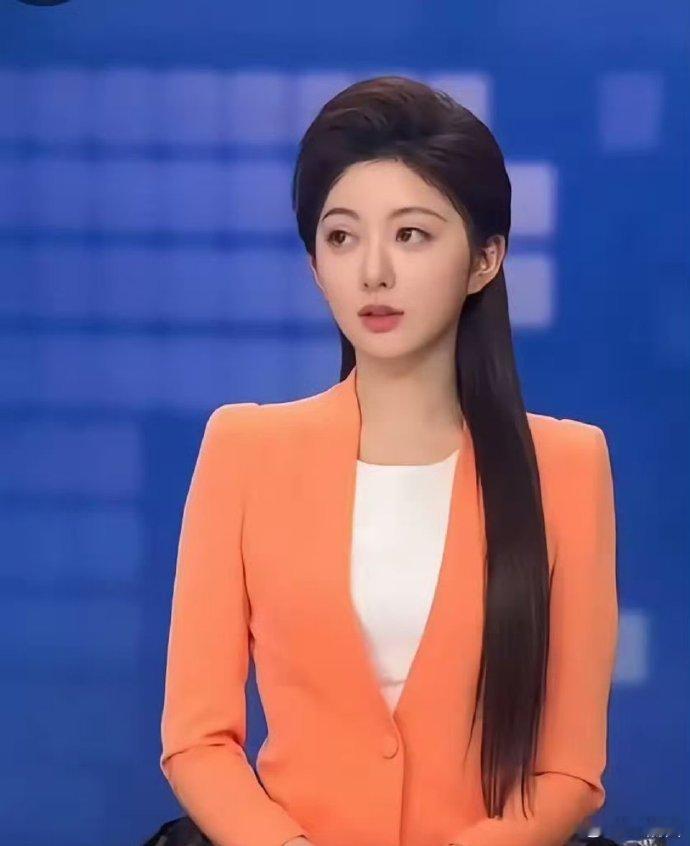 这就是传说中的素颜艺考女孩，五官精致，小小脸庞尽显独特，果真如传闻般出众。 ​​