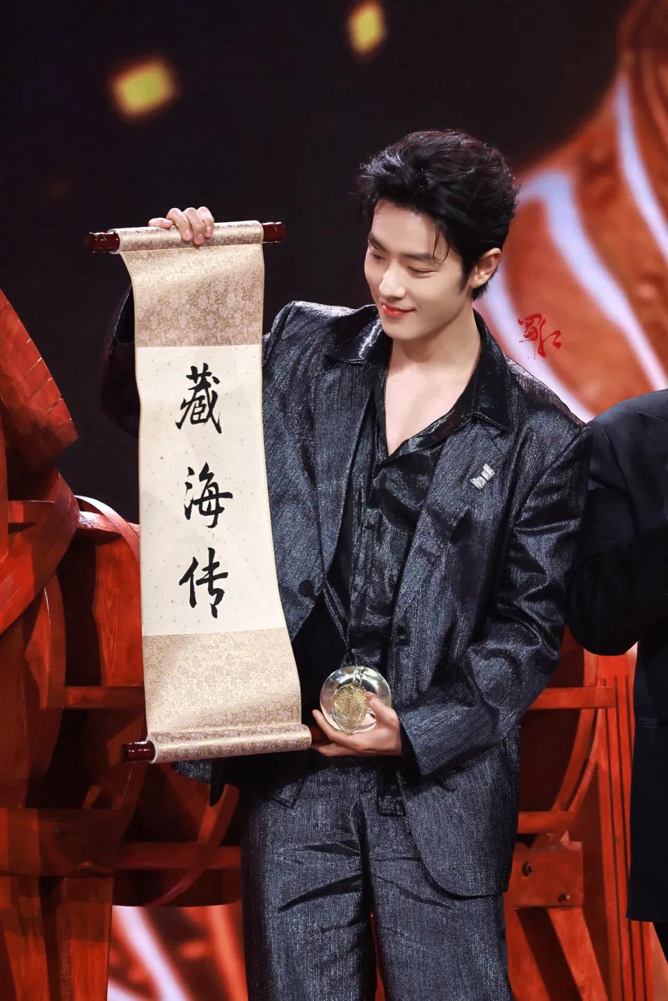 我曾以为，追星是一场盛大的遇见，却忘了相遇的尽头，终会有一场温柔的告别。你是我青