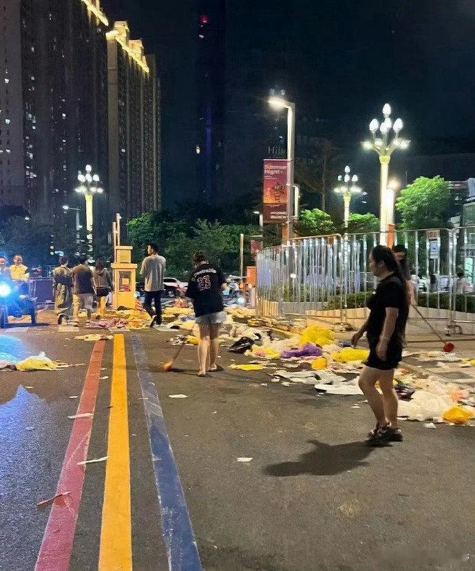 #王鹤棣粉丝自发打扫场地#《我的主场吧》结束后，王鹤棣粉丝自发帮忙打扫场地，王鹤