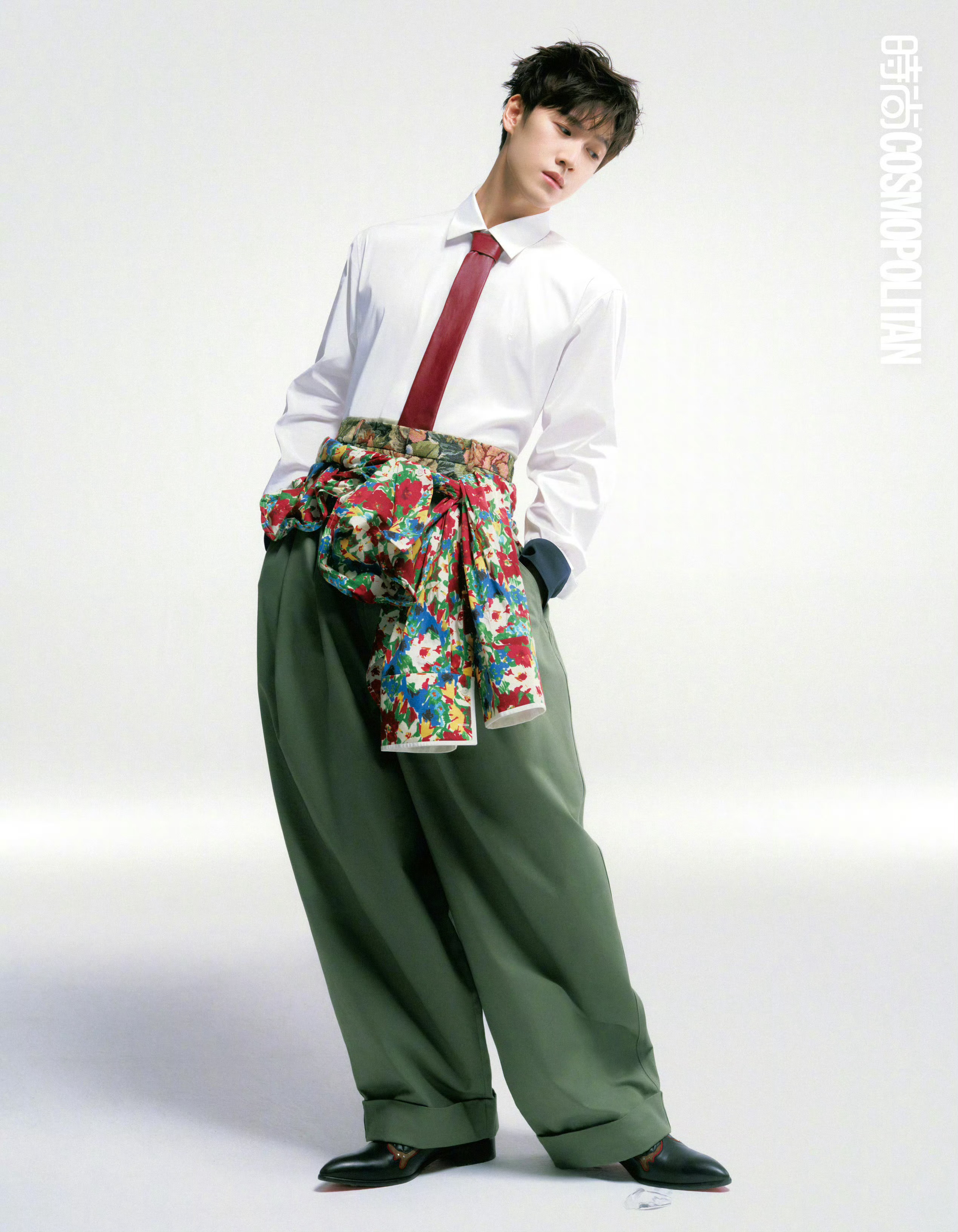 李昀锐lin  x  时尚COSMO五月刊，迎来演员李昀锐首登。一路见证小林的成