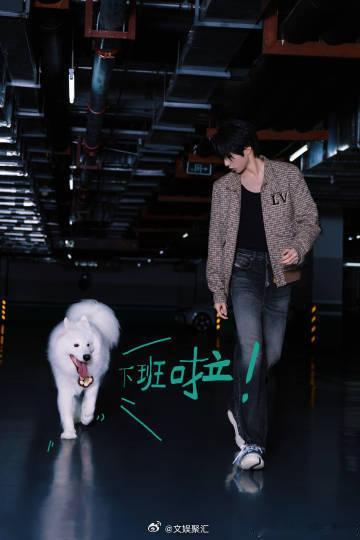 刘耀文土豆哥这自拍技术怎么说  刘耀文土豆哥这自拍技术  刘耀文晒土豆自拍，仿佛