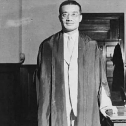 1949年，梅汝璈拒绝南渡，坚定留在北京，1966年后，梅汝璈遭受磨难，人们搜出