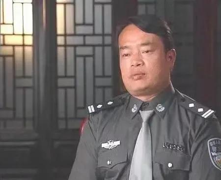 1990年，24岁的缉毒警明正彬首次打入毒贩内部。交接货当天，不料，一名身穿制服