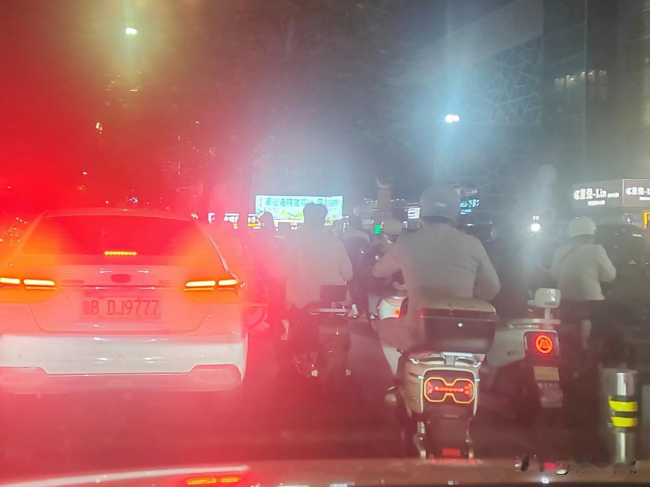 中国超一线城市，深圳！正在迅速印度化。满大街电鸡在人行道、车道，在你身边快速穿梭