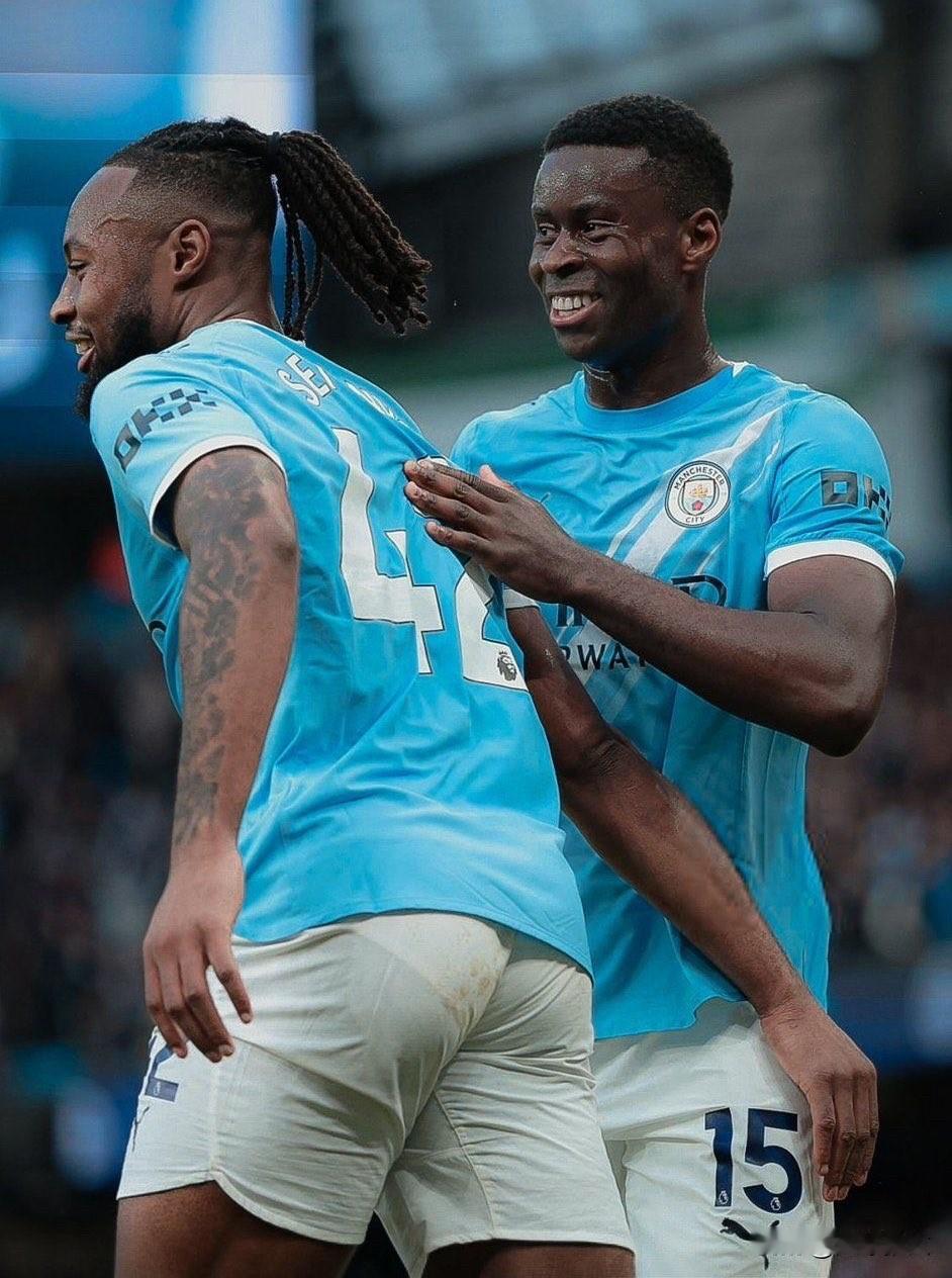 英超第26轮，曼城坐镇主场伊蒂哈德球场迎战富勒姆。
上半场，塞梅尼奥传射，哈兰德