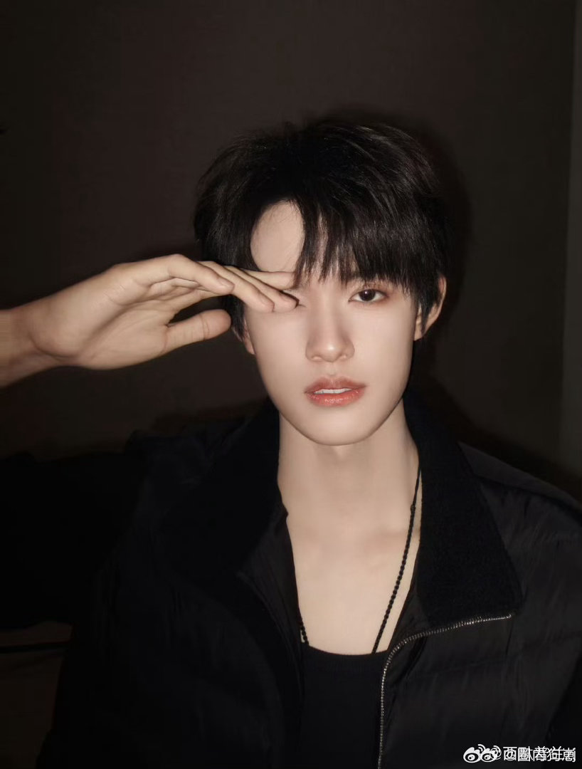 赵丽颖站姐发了张极 没想到能看到赵丽颖站姐发张极，弟弟颜值与舞台实力双在线，清爽