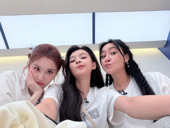 孙怡晒与张慧雯赵子琪合照乘风2026 同框即高光，颜值气质双丰收 