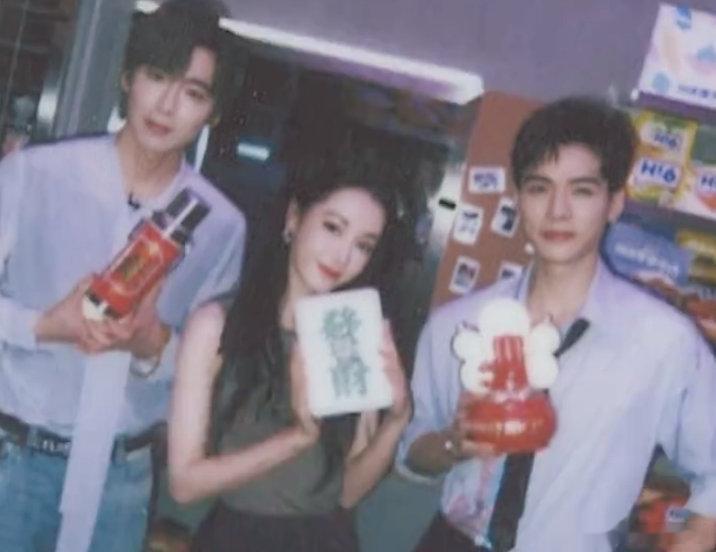 #迪丽热巴龚俊刘宇宁拍立得##迪丽热巴龚俊刘宇宁拍照的道具# ​迪丽热巴龚俊刘宇