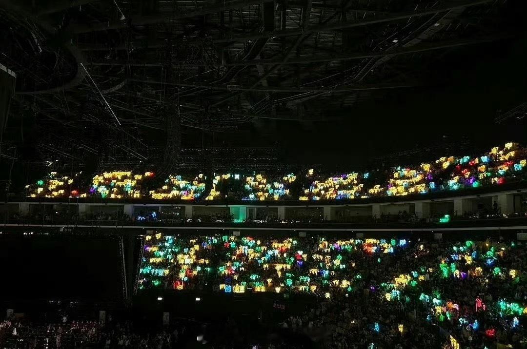 星光大赏内场粉丝灯牌应援，整体看还是刘宇宁家居多吧