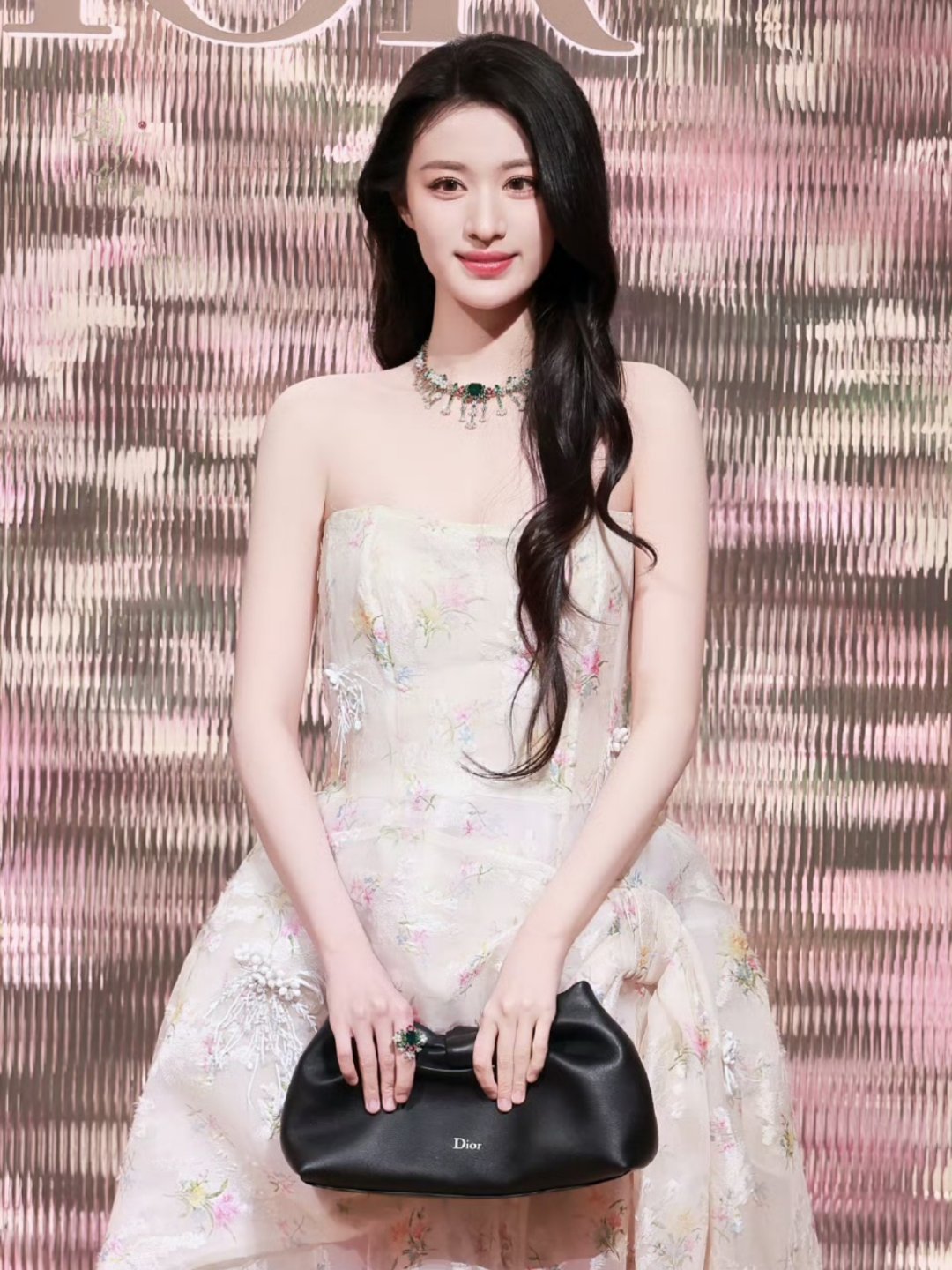 王楚然苏州活动状态 王楚然以品牌大使身份参加苏州迪奥高级珠宝展活动，女神身穿白色
