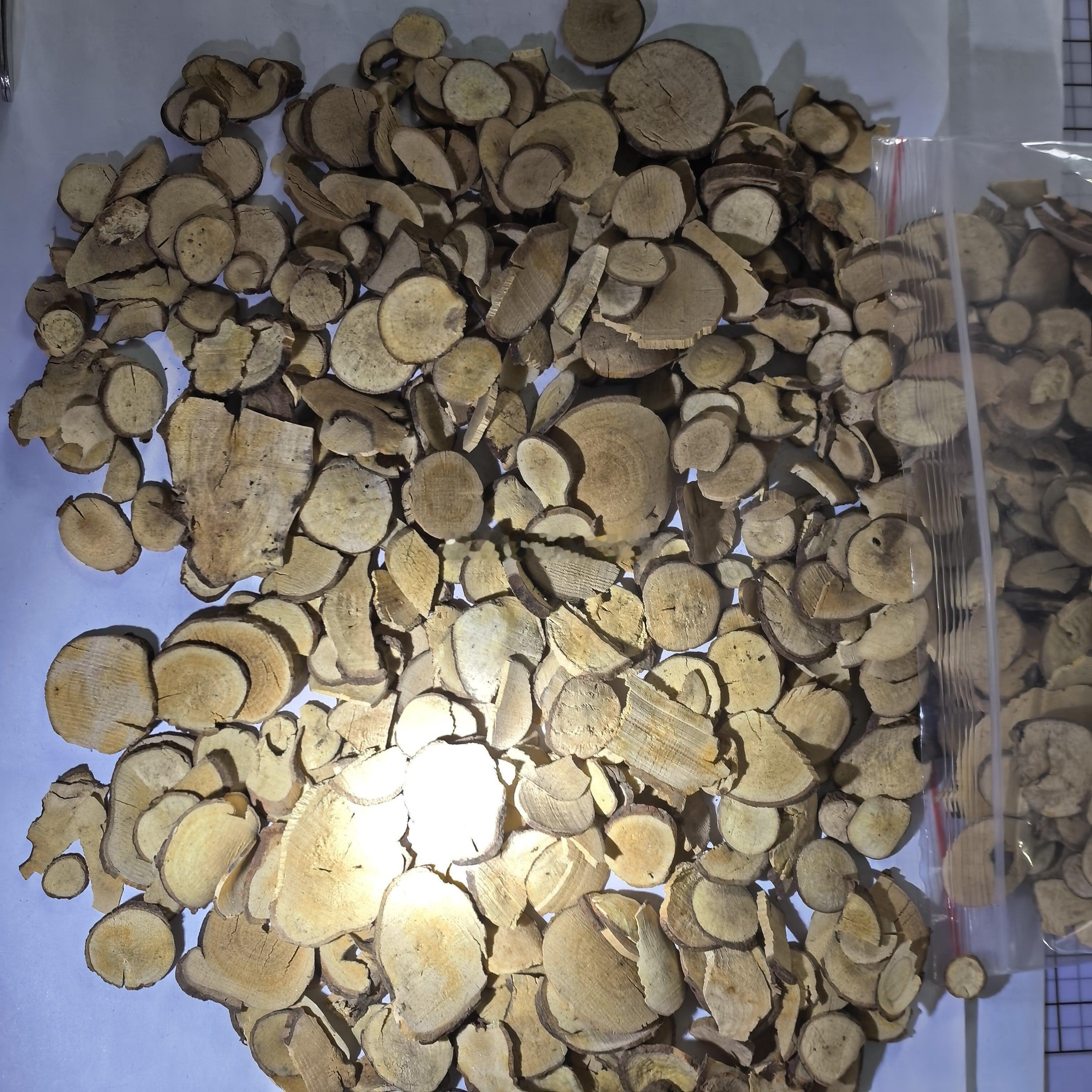 今日份验货乌药，樟科的一种植物，根入药，粉性强的好，偶尔可以见到切面有亮闪闪的，