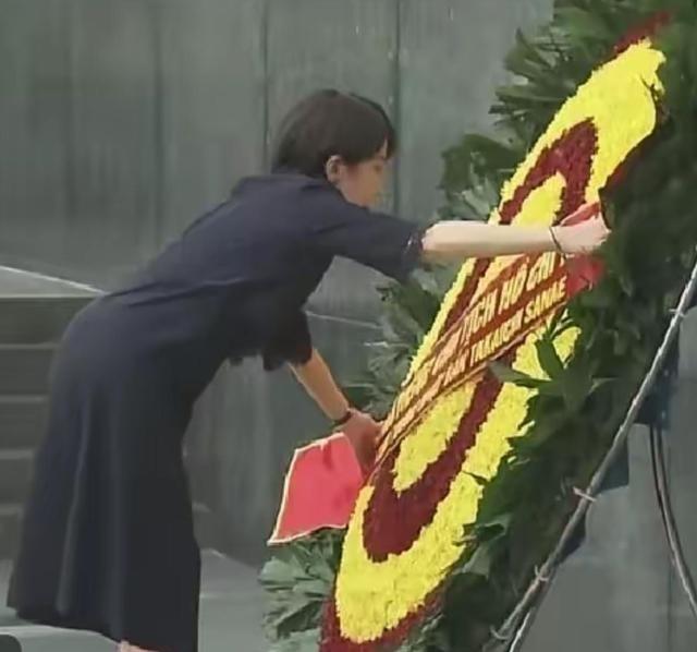 高市早苗 这一跪，把 日本 的“双标”跪得明明白白。
真正该先盯住的，不是她膝盖