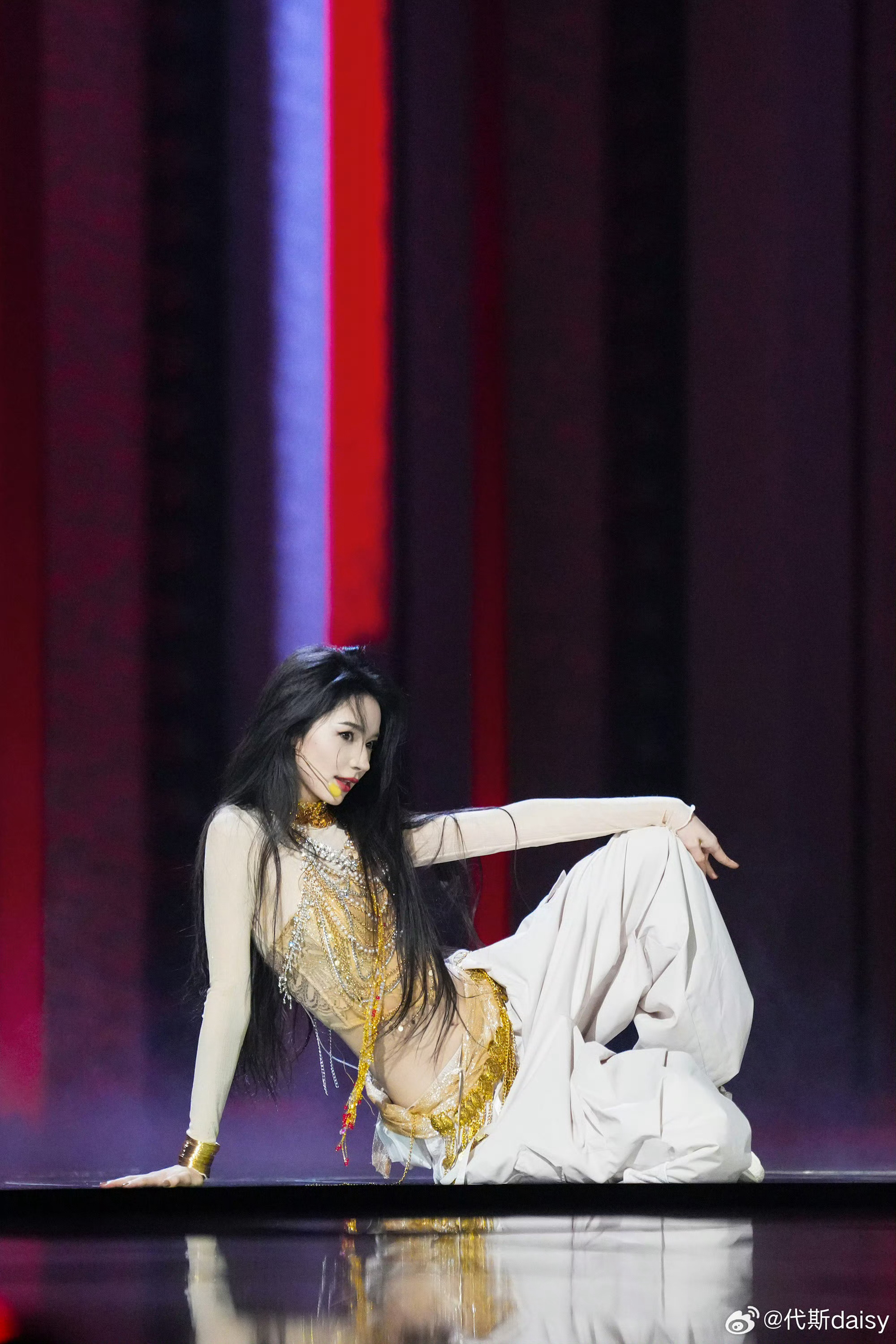浪姐直播弹幕都是求代斯留下代斯的舞台很好看啊，这票怎么差怎么多啊，真的希望她可以