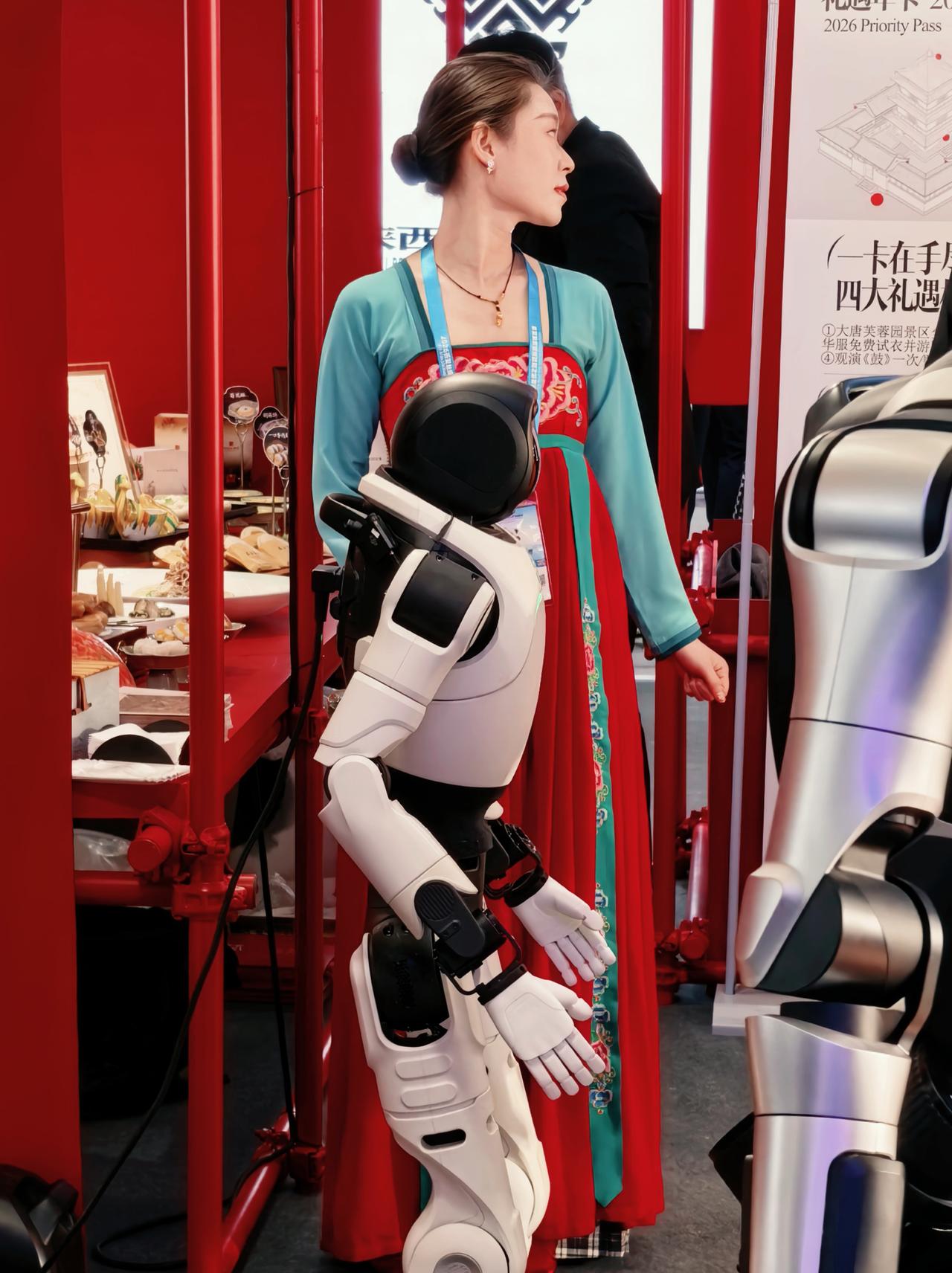 西安旅博会惊现“唐宫夜宴”，机器人给“杨贵妃”递葡萄，还会跳胡旋舞。
西安旅博会