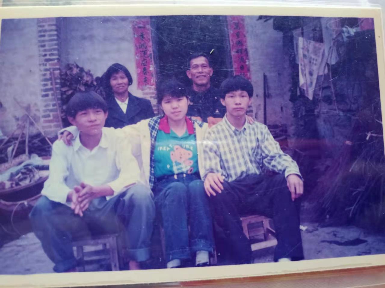 上午母亲去放牛父亲去农田，郑十三在家（广东省湛江市廉江长山镇中心垌村）由七岁的大