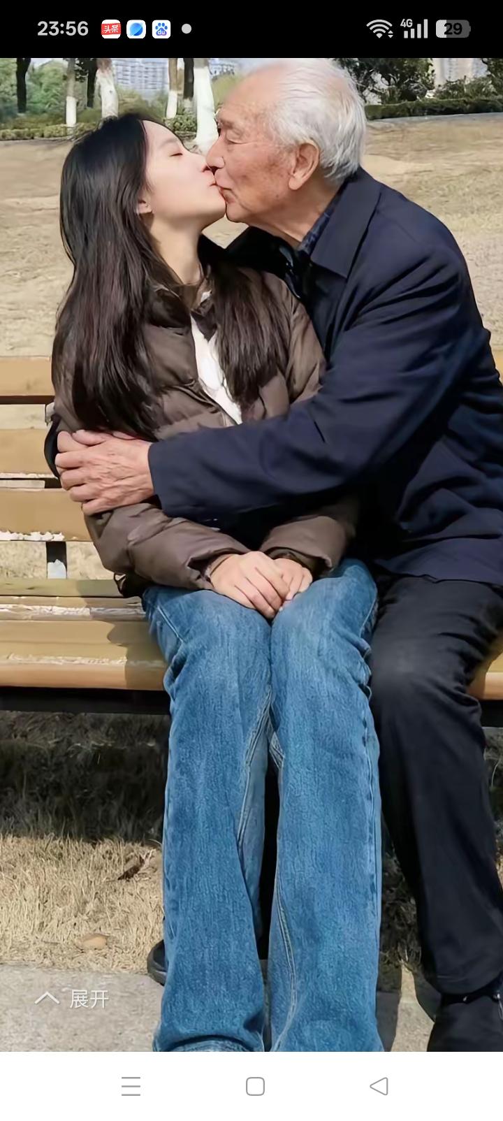 女人的忍耐力真的厉害，老头嘴里的味道如何忍受？
然而有钱就能甘之若饴，有情直接不