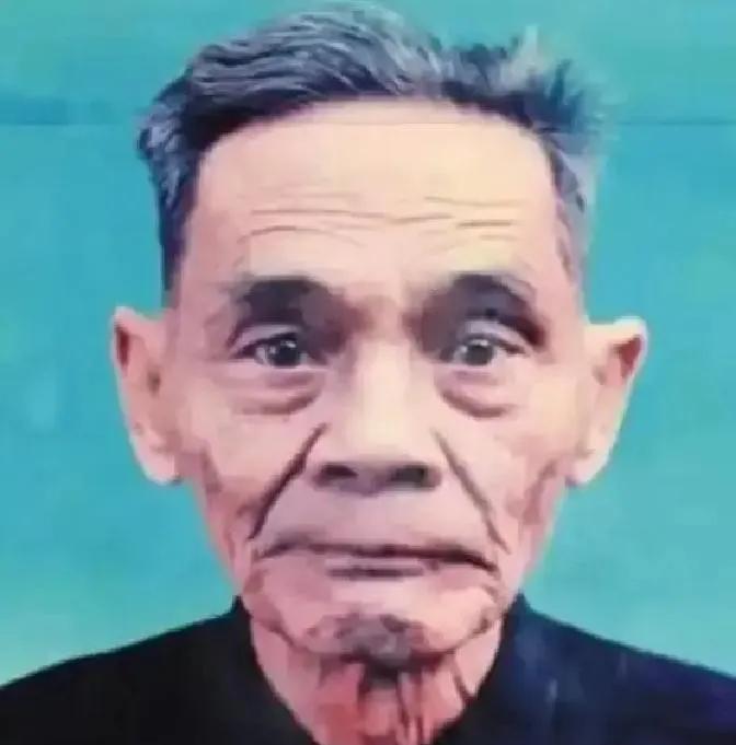1988年，一位身材瘦削、白发苍苍的老人走进了北京市公安局。老人很爽快，开门见山